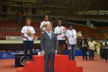 1506647342124455.jpg 魏文華大使為喀麥隆女乒獲獎選手頒獎.JPG