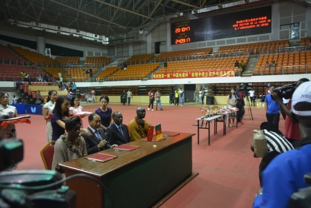 1506647365966444.jpg 魏文華大使參加捐贈儀式.JPG