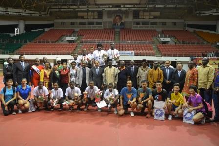 1506647382627317.jpg 中喀參賽選手與頒獎嘉賓合影.JPG