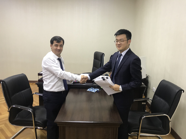 1511941193161590.jpg 簽約照片2.jpg