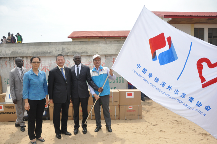夏煌大使向剛果（布）志愿者服務(wù)總隊(duì)隊(duì)長鮮仕君授旗.jpg