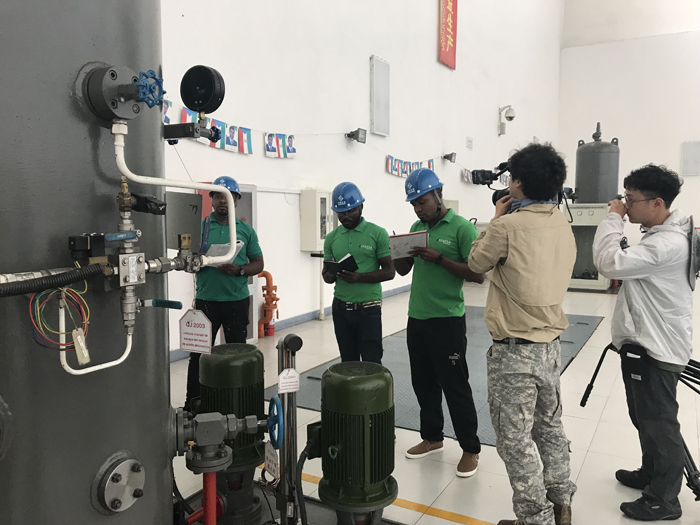 1527641876495971.jpg 記者采訪圖:赤幾方運(yùn)維人員進(jìn)行電站日常檢查.jpg