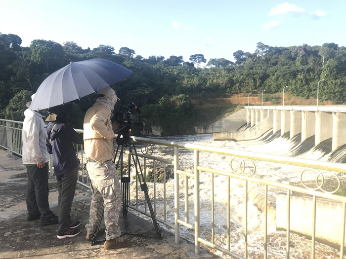 1527641883673462.jpg 記者采訪圖:吉布洛水電站溢流壩.jpg