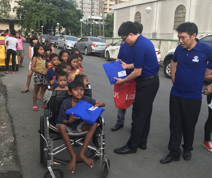 1528096870578552.jpg 有條不紊的接受捐贈.jpg