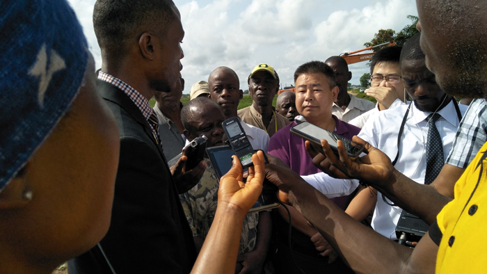 1528163144704773.jpg 1 社區(qū)眾議員接受媒體采訪(莫樹猛).jpg