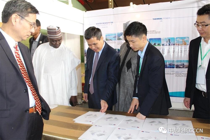 1535329953311218.jpg 使館經商參贊趙林祥(左一),駐尼大使周平劍(左三)參觀我公司展位.jpg