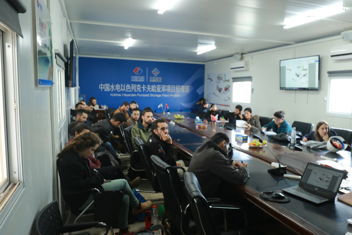 1545800486100586.jpg 圖片4-大學(xué)生聽取項目介紹.JPG