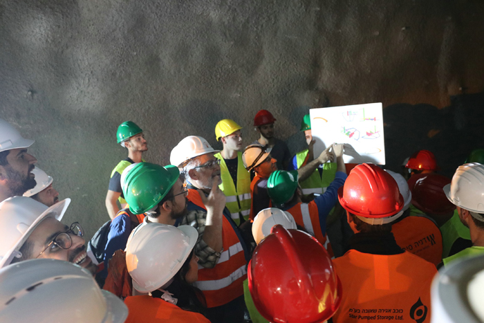 1545800493930847.jpg 圖片6-現(xiàn)場工程師講解工程情況.JPG