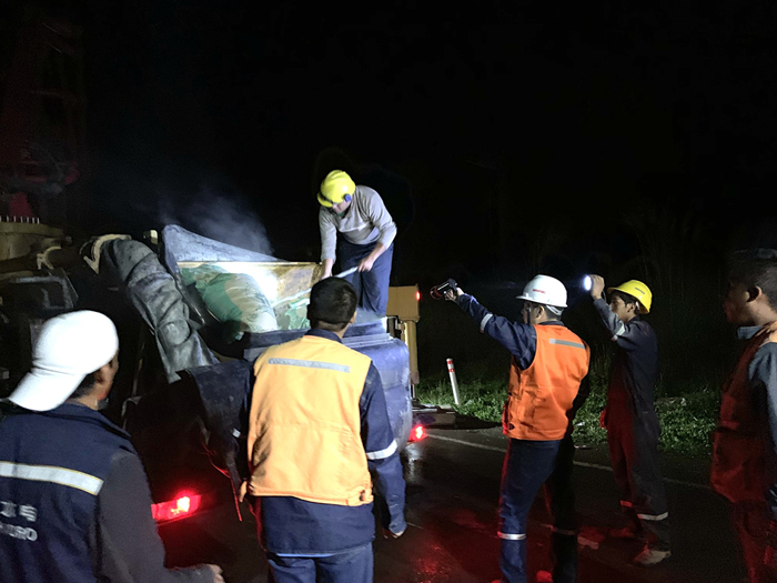 救援材料到達(dá)現(xiàn)場(chǎng).jpg