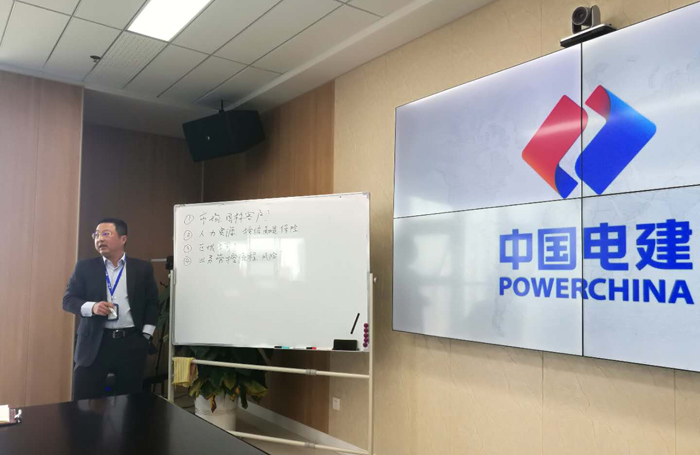 002 劉剛強(qiáng)總經(jīng)理分析經(jīng)營(yíng)工作.jpg