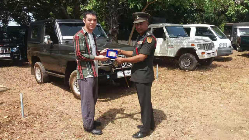 斯安全部隊(duì)少將為袁浩頒發(fā)紀(jì)念獎(jiǎng)?wù)?jpg