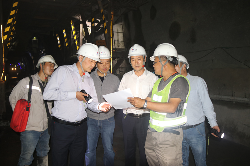 指揮長李斌、分局領導在隧道內進行技術攻關.JPG