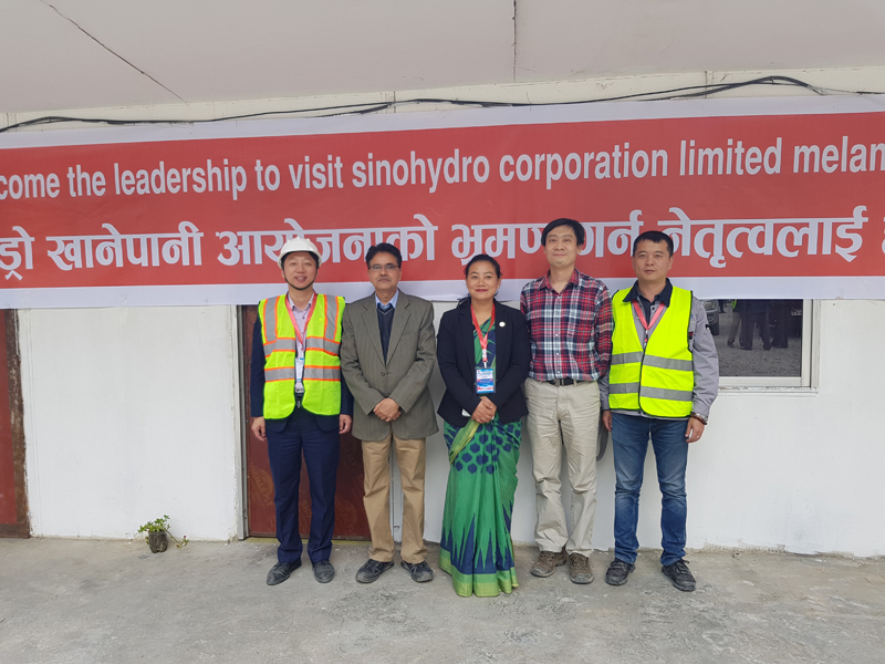 圖2 部長與業(yè)主項目部代表處人員合影.jpg