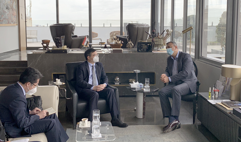 會見當?shù)睾献骰锇?jpg