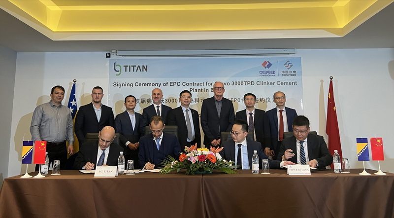 4.2 見證水泥廠項目簽約.jpg