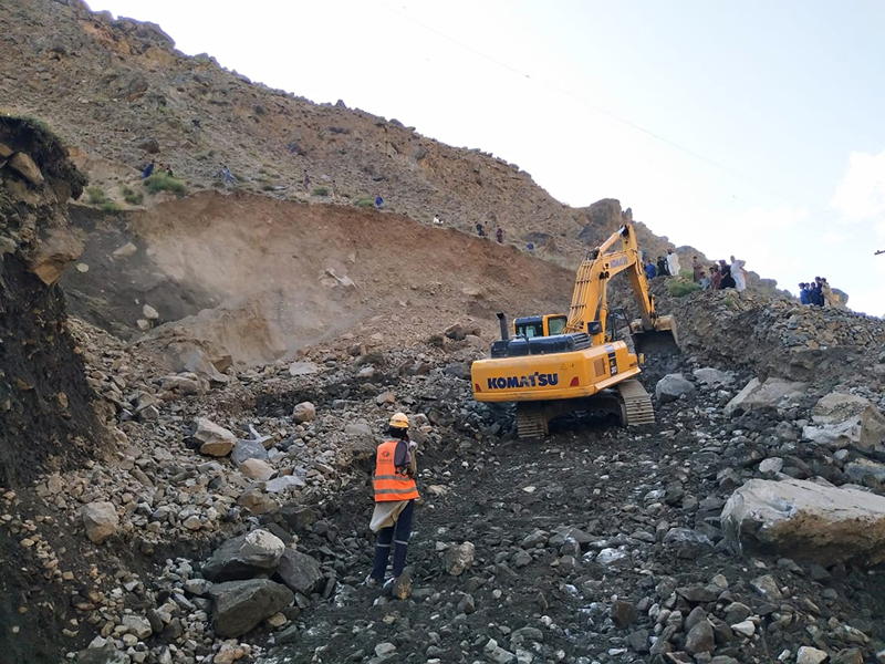 現場處理塌方碎石1.jpg