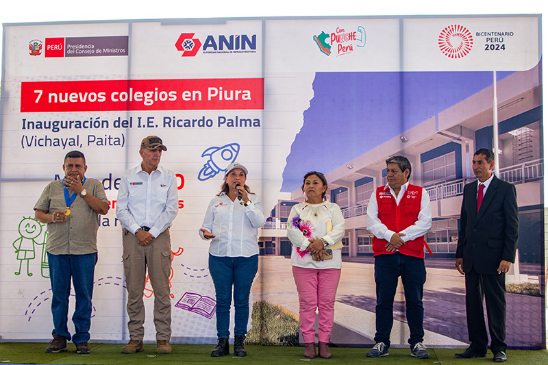 1-秘魯國(guó)家總統(tǒng)迪娜·博魯阿爾特為里卡多·帕爾馬學(xué)校的移交剪彩并揭牌 (2).jpg