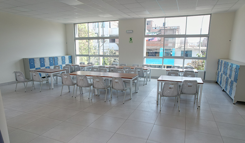 2100號Juan Velasco Alvarado學校教室內部照片.jpg