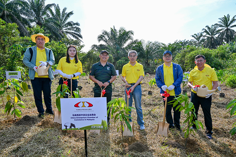 圖片1. 周家義與馬來(lái)西亞半島野生動(dòng)物及國(guó)家公園局(遷地保育組)首席助理主任大衛(wèi)__馬金丹博士等共同為活動(dòng)掀開(kāi)序幕.jpg
